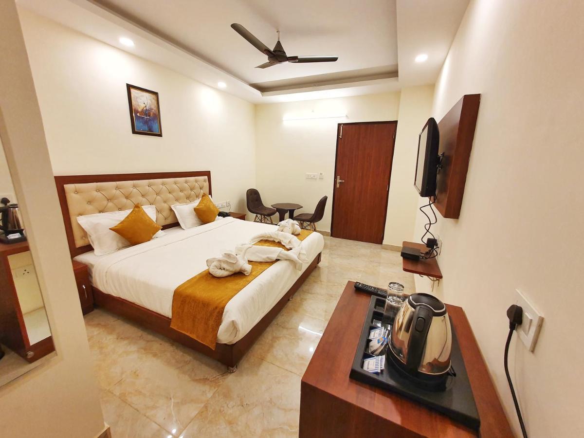 The Park Residency Hotell Dehradun Exteriör bild