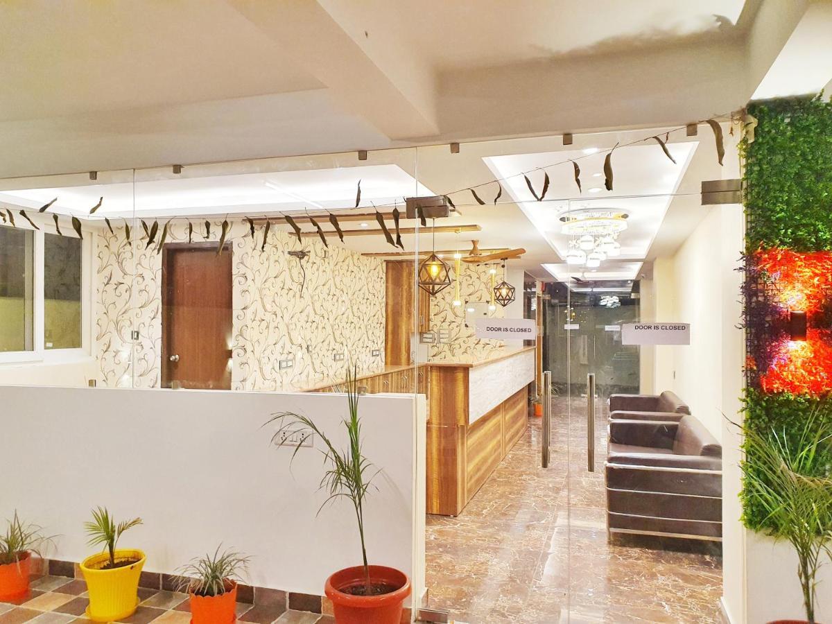 The Park Residency Hotell Dehradun Exteriör bild