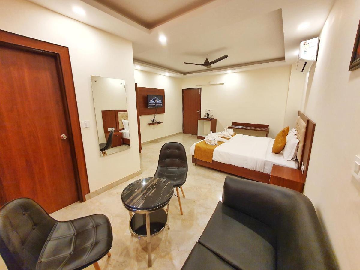 The Park Residency Hotell Dehradun Exteriör bild