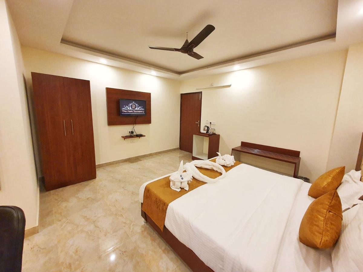 The Park Residency Hotell Dehradun Exteriör bild